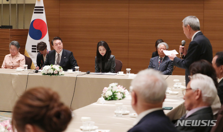 [히로시마=뉴시스] 홍효식 기자 = 주요7개국(G7) 정상회의 참석을 위해 일본을 방문한 윤석열 대통령이 19일 히로시마 한 호텔에서 열린 히로시마 동포 원폭 피해자와의 간담회에서 권양백 전 한국인원폭희생자위령비 이설위원장의 소감을 듣고 있다. 2023.05.19. yesphoto@newsis.com