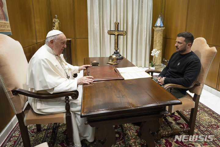 [바티칸시티=AP/뉴시스] 프란치스코 교황이 지난달 13일 바티칸시티에서 볼로디미르 젤렌스키 우크라이나 대통령과 만나고 있다. 2023.06.07.