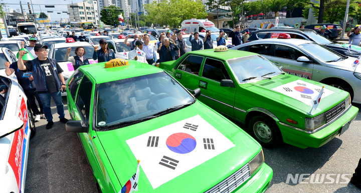 [광주=뉴시스] 김혜인 기자 = 제43주년 5·18민중항쟁 민주기사의 날 기념식이 열린 20일 오후 광주 북구 옛 무등경기장 앞에서 택시기사들이 임을 위한 행진곡을 부르고 있다. 2023.05.20. hyein0342@newsis.com