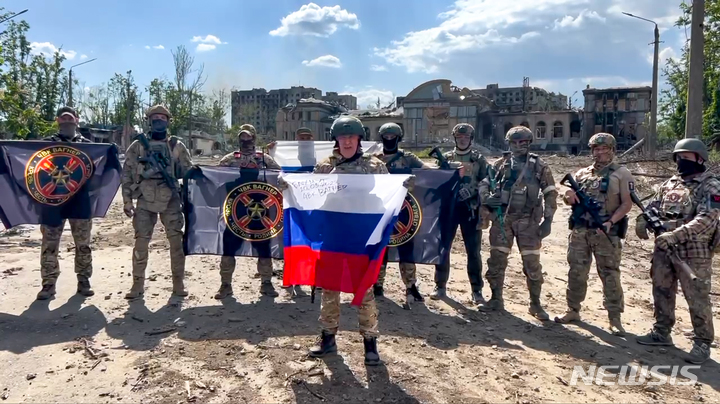 [바흐무트=AP/뉴시스] 러시아 용병 기업 바그너 그룹이 공개한 사진으로 5월20일 예브게니 프리고진 수장이 우크라이나 바흐무트에서 러시아 국기를 들고 자신의 군대 앞에서 연설하고 있다. 2023.05.21.