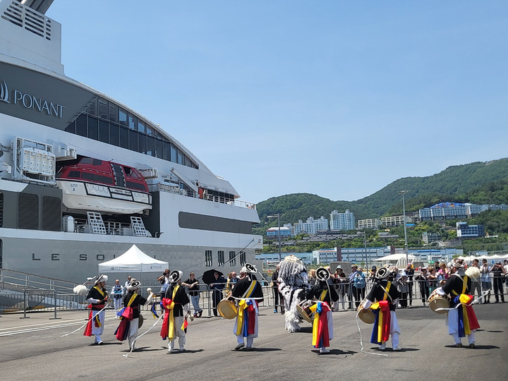 21일 오전 전남 여수엑스포항에서 국제 크루즈선 '르솔레알'호의 입항을 환영하는 행사가 열리고 있다. *재판매 및 DB 금지