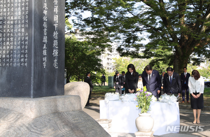 [히로시마=뉴시스] 홍효식 기자 = 윤석열 대통령과 부인 김건희 여사, 기시다 후미오 일본 총리와 부인 기시다 유코 여사가 21일 오전 히로시마 평화기념공원 내 한국인 원폭희생자 위령비를 찾아 공동 참배하고 있다. 2023.05.21. yesphoto@newsis.com