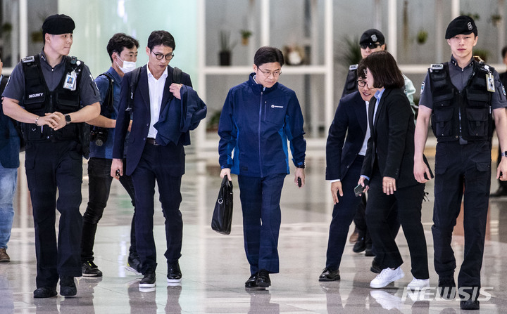 [인천공항=뉴시스] 정병혁 기자 = 후쿠시마 원전 전문가 현장시찰단장인 유국희 원자력안전위원회 위원장이 21일 오전 인천국제공항 제2터미널 출국장에서 출국을 위해 이동하고 있다. 2023.05.21. jhope@newsis.com