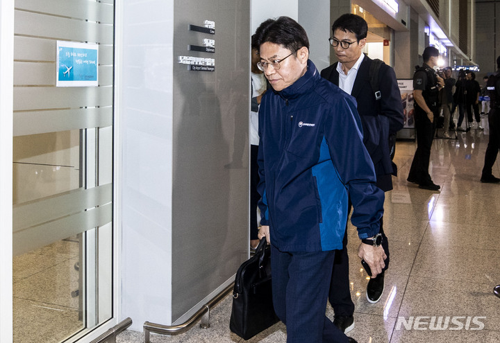 [인천공항=뉴시스] 정병혁 기자 = 후쿠시마 원전 전문가 현장시찰단장인 유국희 원자력안전위원회 위원장이 21일 오전 인천국제공항 제2터미널 출국장에서 출국하고 있다. 2023.05.21. jhope@newsis.com