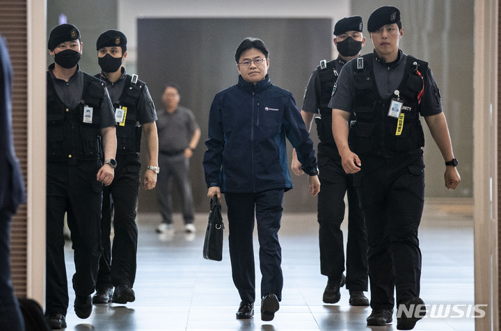 [인천공항=뉴시스] 정병혁 기자 = 후쿠시마 원전 전문가 현장시찰단장인 유국희 원자력안전위원회 위원장이 21일 오전 인천국제공항 제2터미널 출국장에서 출국을 위해 이동하고 있다. 2023.05.21. jhope@newsis.com