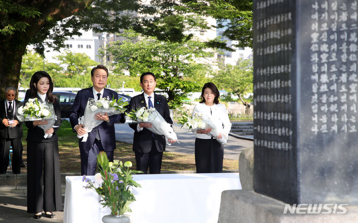 [히로시마=뉴시스] 홍효식 기자 = 윤석열 대통령과 부인 김건희 여사, 기시다 후미오 일본 총리와 부인 기시다 유코 여사가 21일 오전 히로시마 평화기념공원 내 한국인 원폭희생자 위령비를 찾아 헌화할 꽃을 들고 위령비를 바라보고 있다. 2023.05.21. yesphoto@newsis.com