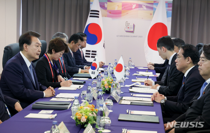 [히로시마=뉴시스] 홍효식 기자 = 주요 7개국(G7) 정상회의 참관국 자격으로 일본을 방문 중인 윤석열 대통령과 기시다 후미오 일본 총리가 21일 히로시마 평화기념공원 국제회의장에서 한일 정상회담을 하고 있다. 2025년 한·일 국교정상화 60주년을 맞는 것을 계기로 한·일 양국 모두 향후 관계 발전을 향한 '미래 지향'의 새로운 비전을 공동으로 내세우는 것에 의욕을 보이고 있다고 아사히(朝日)신문이 12일 보도했다. 2024.03.12. yesphoto@newsis.com