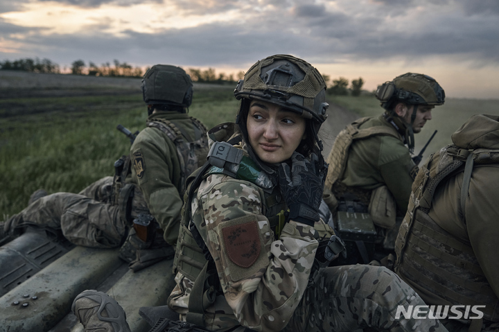[루한시크=AP/뉴시스] 21일(현지시각) 우크라이나 루한시크주에서 장갑차에 올라탄 우크라이나 군인들이 최전방을 이동하고 있다. 2023.05.22.