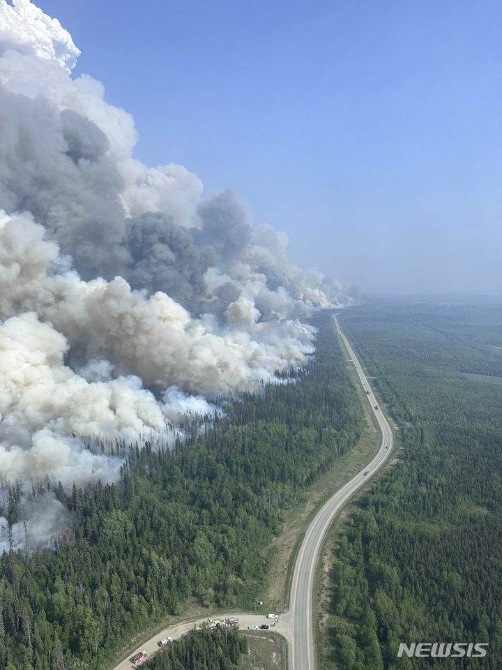 [AP/뉴시스] 캐나다의 브리티시 콜럼비아주 소방대가 공개한 지난  5월20일 스토다트 크리크 일대 고속도로 부근의 산불 현장 사진.  삼림이 울창한 캐나다에서는 대형 산불이 자주 일어나고 진화가 어려울 정도로 대규모로 확대되는 일이 잦다.  