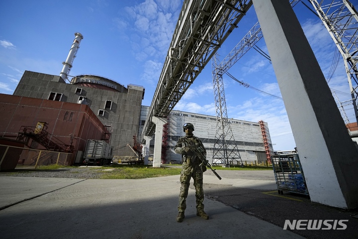[자포리자(우크라이나)=AP/뉴시스] 지난해 5월1일 러시아 군인이 우크라이나 남동부의 유럽 최대 원자력 발전소 자포리자 원전 입구를 지키고 있다 2023.05.30.