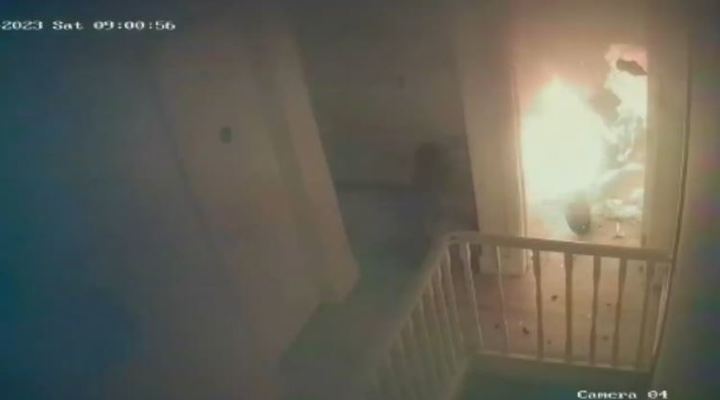 영국 런던의 한 주택 부엌에서 충전 중이던 전기 스쿠터에서 불꽃이 발생, 리튬 배터리가 폭발해 순식간에 집안이 불길에 휩싸이는 영상이 공개됐다. 출처 : @London Fire Brigade *재판매 및 DB 금지