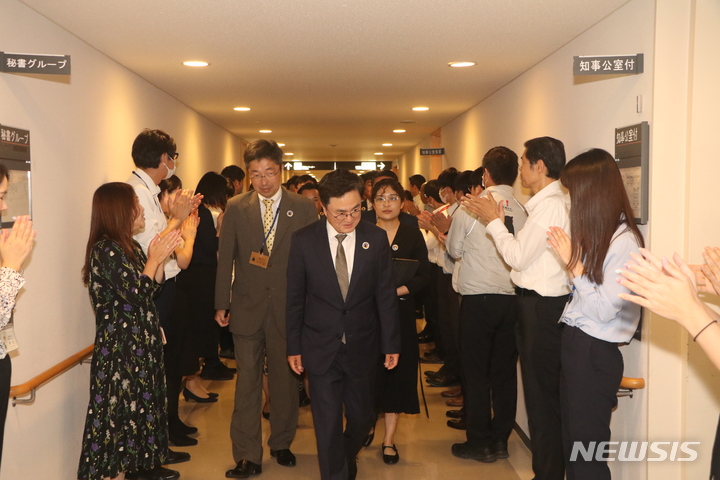 [구마모토(일본)=뉴시스] 유효상 기자 = 대백제전을 통한 충남 관광객 유치 확대와 일본 기업 투자 유치 등을 위해 일본을 방문 중인 김태흠 충남지사가 22일 구마모토현청에서 직원들로부터 환영의 박수를 받으면서 입장하고 있다. 2023.05.22 yreporter@newsis.com