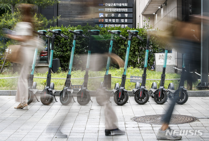 전동킥보드 타다 넘어진 대학생 사망, 안전모 착용 경각심