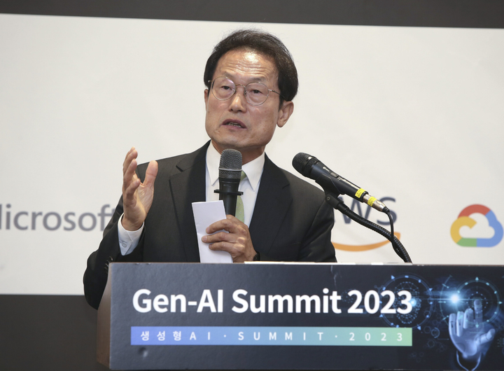 [서울=뉴시스] 최진석 기자 = 조희연 서울시교육감이 지난달 22일 오전 서울 강남구 코엑스에서 한국의 생성형 인공지능을 육성하고 발전시키기 위해 인공지능협회 주최로 생성형 AI 국내외 기업과 전문가들이 참여하여 열린 ‘Generative AI Summit 2023’에서 축사하고 있다. (사진=서울시교육청 제공) 2023.05.22. photo@newsis.com *재판매 및 DB 금지