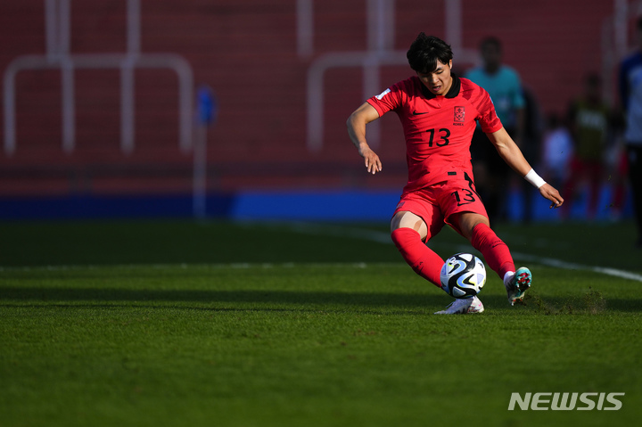 [멘도사=AP/뉴시스] 22일(현지시각) 아르헨티나 멘도사 스타디움에서 열린 2023 국제축구연맹(FIFA) 20세 이하(U20) 월드컵 F조 조별리그 1차전 대한민국과 프랑스와의 경기에서 최예훈이 드리블을 하고 있다. 김은중 감독이 이끄는 한국 U20 축구 대표팀은 프랑스를 2-1로 꺾고 3연속 16강 진출의 전망을 밝혔다. 2023.05.23.