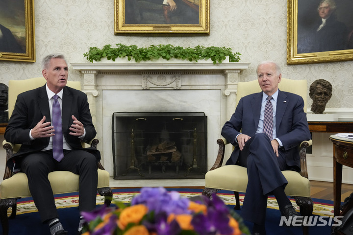 [워싱턴=AP/뉴시스] 조 바이든(오른쪽) 미국 대통령과 케빈 매카시 하원의장이 지난 22일(현지시각) 백악관 집무실에서 연방정부 부채한도를 논의하고 있다. 2023.6.1