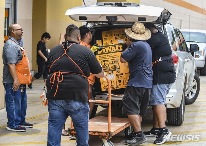 [타무닝=AP/뉴시스] 22일(현지시각) 미국령 괌의 타무닝 주민들이 제2호 태풍 '마와르'의 상륙에 대비하고 있다. 루 레온 게레로 주지사는 '마와르'의 직접 타격을 받을 수 있다고 경고하며 주민들에게 집에 머물며 태풍에 대비할 것을 촉구했다. 2023.05.23.