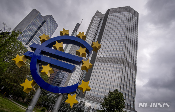 [AP/뉴시스] 독일 프랑크푸르트 소재 ECB 본부와 유로화 상징물