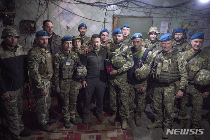 [도네츠크=AP/뉴시스] 우크라이나 대통령 공보실이 제공한 사진에 볼로디미르 젤렌스키(가운데) 대통령이 5월23일 도네츠크주 전선 진지를 찾아 병사들을 표창한 후 함께 기념 촬영을 하고 있다. 2023.05.23.