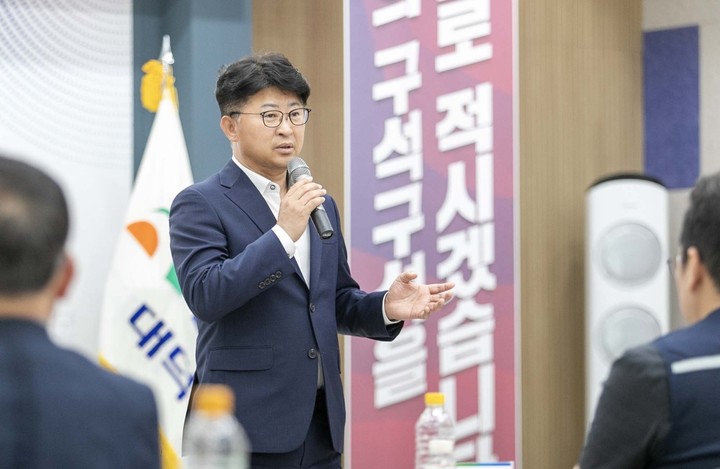 [대전=뉴시스] 조명휘 기자 = 최충규 대전 대덕구청장이 23일 구청 대회의실에서 열린 나노융합 미니 클러스터 세미나에서 인사말을 하고 있다. (사진= 대덕구 제공) 2023.05.23. photo@newsis.com *재판매 및 DB 금지