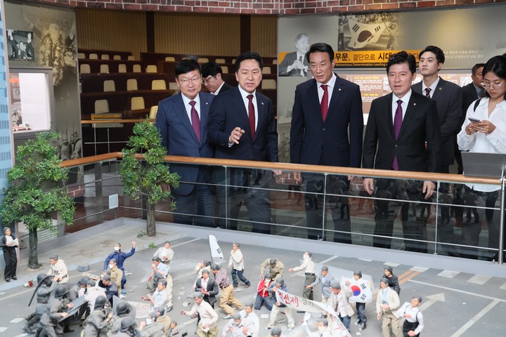 [서울=뉴시스] 김기현 국민의힘 대표가 23일 경남 거제에 위치한 고(故) 김영삼 전 대통령의 생가를 방문해 기록전시관을 둘러보고 있다. (사진=국민의힘 제공) 2023.05.23. photo@newsis.com *재판매 및 DB 금지