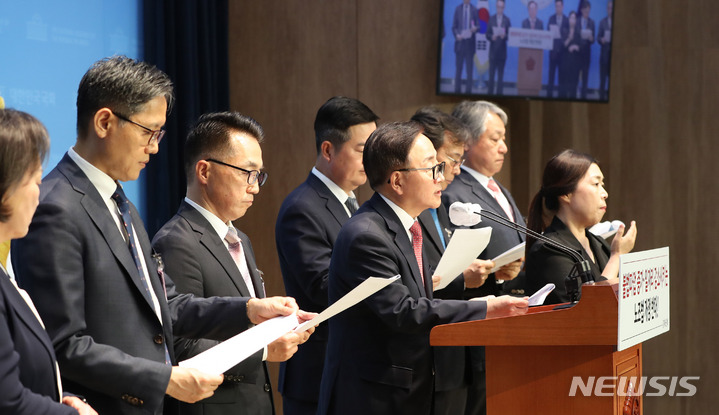 [서울=뉴시스] 전진환 기자 = 이동근 한국경영자총협회 상근부회장이 23일 오후 서울 여의도 국회 소통관에서 열린 노동조합법 개정 반대 경제6단체 공동 기자회견에서 발언하고 있다. 이날 기자회견에는 이동근 경총 상근부회장, 강석구 대한상공회의소 조사본부장, 배상근 전국경제인연합회 전무, 김고현 한국무역협회 전무, 이명로 중소기업중앙회 인력정책본부장, 이호준 한국중견기업연합회 상근부회장이 참석했다. 2023.05.23. amin2@newsis.com