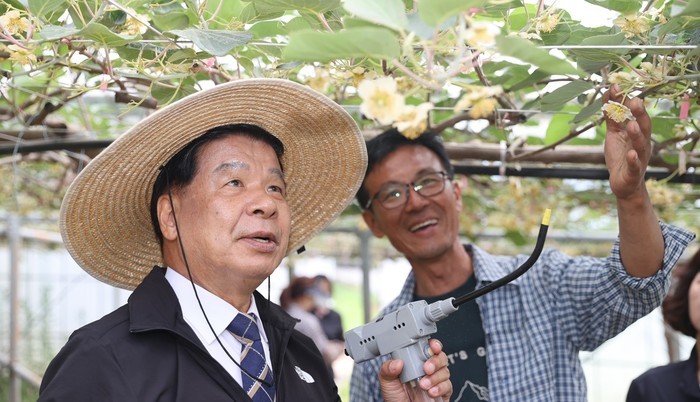 [고성(경남)=뉴시스] 신정철 기자= 이상근 경남 고성군수가 지난 23일 농업기술과 직원 15명과 함께 하일면 오방리 일원의 참다래 재배 농가를 찾아 일손을 거들었다.(사진=고성군 제공).2023.05.24. photo@newsis.com *재판매 및 DB 금지