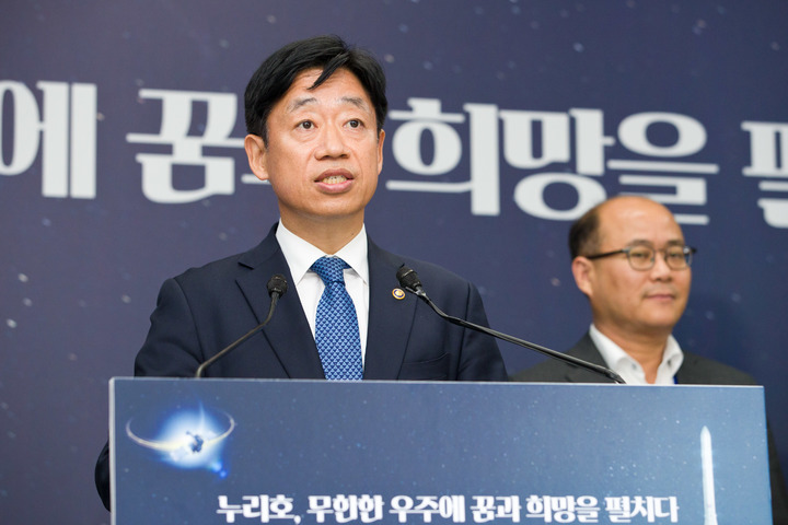 [고흥 나로우주센터=뉴시스] 오태석 과학기술정보통신부 제1차관이 24일 오후 전라남도 고흥군 나로우주센터 프레스룸에서 '누리호 3차 발사시각(18시24분)' 관련 브리핑을 하고 있다. (사진=과학기술정보통신부 제공) *재판매 및 DB 금지