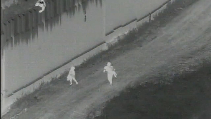 미국 캘리포니아주 샌디에이고에 설치된 미국-멕시코 국경장벽을 넘던 4살 아이가 장벽에서 추락하는 장면이 담긴 감시카메라 흑백 영상이 공개됐다. 출처: Twitter @USBPChief *재판매 및 DB 금지