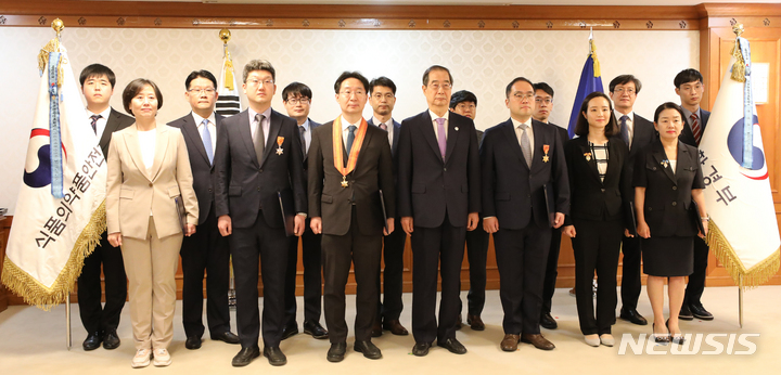 [서울=뉴시스] 김명원 기자 = 한덕수 국무총리가 24일 오전 서울 종로구 정부서울청사에서 열린 정부 업무평가 유공자 포상 전수식을 마친후 기념촬영을 하고 있다. 2023.05.24. kmx1105@newsis.com