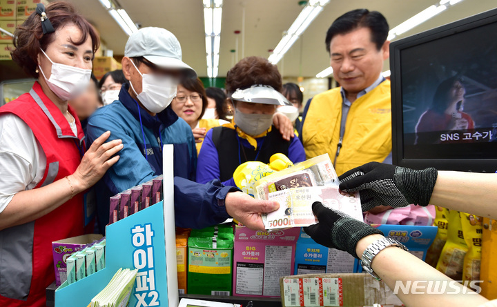 [대구=뉴시스] 이무열 기자 = 24일 오전 대구 중구 남산동 한 마트에서 열린 경증치매환자 일상생활 체험 행사 ‘오늘은 장 보는 날’에 참가한 어르신들이 봉사자들의 도움을 받아 계산을 하고 있다. 2023.05.24. lmy@newsis.com