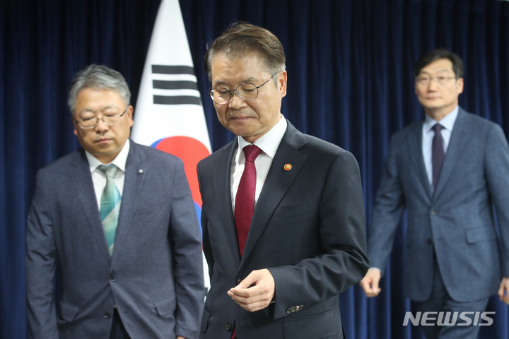 [서울=뉴시스] 김명원 기자 = 이정식 고용노동부 장관이 24일 서울 종로구 정부서울청사에서 노동조합 및 노동관계조정법 개정안 관련 브리핑을 마친후 나서고 있다. 이날 이정식 장관은 국회 환경노동위원회에서 일명 '노란봉투법'인 노동조합법 제2·3조 개정 법률안에 대한 본회의에 부의 요구안 의결에 대해 소수의 기득권만을 강화하여 다수 미조직 근로자와의 격차를 오히려 확대하는 결과를 초래하게 될 것 이라며, 다시한번 입법에 대하여 재고해 줄 것을 절박한 심정을 담아 간곡히 요청한다고 밝혔다. 2023.05.24. kmx1105@newsis.com