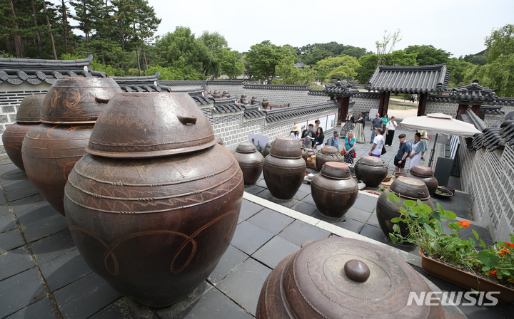 [서울=뉴시스] 김진아 기자 = 24일 서울 경복궁을 찾은 관람객들이 경복궁 장고를 살펴보고 있다. 문화재청 궁능유적본부 경복궁관리소는 이날부터 6월6일까지 2주간 경복궁 장고를 관람객에게 개방한다. 2023.05.24. bluesoda@newsis.com