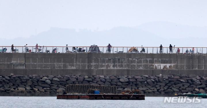 [여수=뉴시스] 김선웅 기자 = 지난 24일 전남 여수시 낭도에서 시민들이 한국형 우주 발사체 누리호 3차 발사 관람을 기다리고 있다. 2023.05.24. mangusta@newsis.com