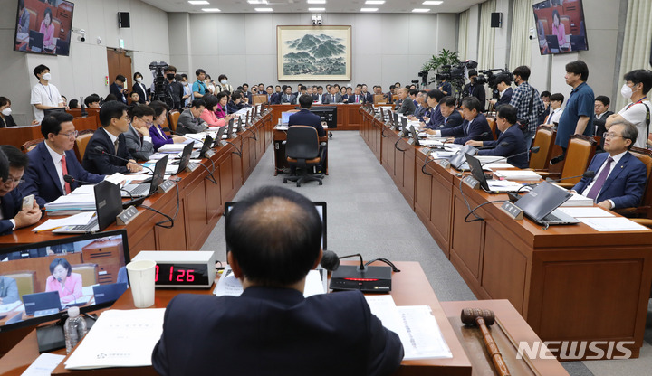 [서울=뉴시스] 전진환 기자 = 24일 오후 서울 여의도 국회에서 대통령비서실, 국가안보실, 대통령경호처에 대한 운영위원회 전체회의가 열리고 있다. 2023.05.24. amin2@newsis.com