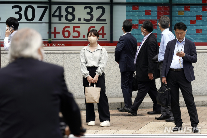 [도쿄=AP/뉴시스]지난달 25일 일본 도쿄의 한 증권사에서 닛케이225지수를 보여주는 주식시세전광판을 사람들이 지켜보고 있다. 2023.05.25. 