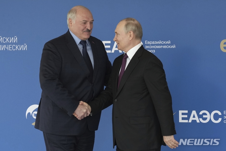 [모스크바=AP/뉴시스] 블라디미르 푸틴(오른쪽) 러시아 대통령이 지난달 24일(현지시각) 수도 모스크바에서 열린 유라시아경제연합(EAEU) 포럼 전체회의에 앞서 알렉산드르 루카셴코 벨라루스 대통령과 만나 악수하며 인사하고 있다. 2023.06.09.