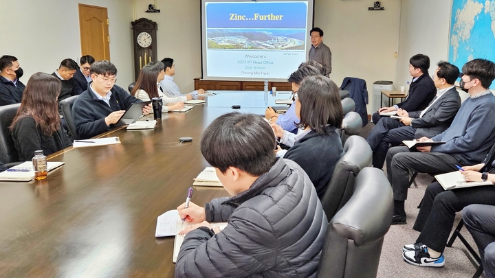 박영민 ㈜영풍 대표가 4월 25일 본사 회의실에서 ‘Zinc & Further'를 주제로 '징크 스쿨' 강의를 하고 있다. (사진=영풍 제공) *재판매 및 DB 금지