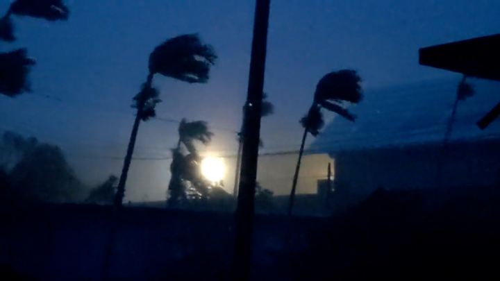 최대풍속 시속 240km의 강풍과 폭우를 동반한 태풍 마와르(4급)가 강타한 미국령 괌에서 사망자는 없었으나 대부분 지역이 전기가 끊기고 국제공항이 침수되는 등 피해가 속출했다. 출처: Twitter @realMatthewKirk  *재판매 및 DB 금지