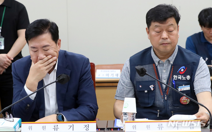 [세종=뉴시스] 강종민 기자 = 25일 세종시 정부세종청사에서 열린 최저임금위원회 2차 전원회의에서 류기정 사용자 위원과 류기섭 근로자 위원이 나란히 앉아 있다. 2023.05.25. ppkjm@newsis.com