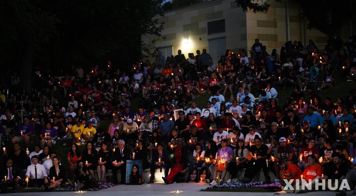 [유밸디(미 텍사스주)= 신화/뉴시스] 미 텍사스주 유밸디초교 총격사건 1주기 추모집회가 열린 5월 24일 밤 사람들이 촛불을 들고 희생된 19명의 어린 학생들과 교사 2명을 위해 묵념을 하고 있다. 