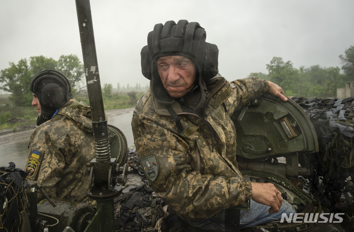 [바흐무트=AP/뉴시스] 지난23일 우크라이나 군인이 우크라이나 동부 바흐무트 인근 도로를 따라 탱크를 타고 달리고 있다. 2023.05.26.