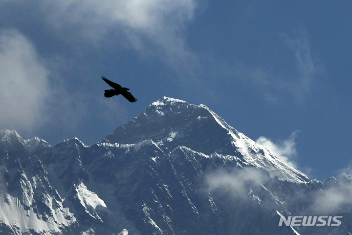 [AP/뉴시스] 2019년 5월 네팔 남체 바자 지역에서 바라본 에베레스트산 모습 
