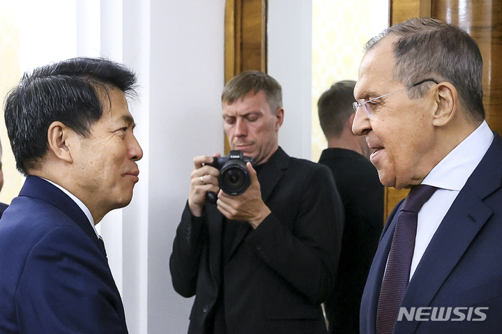 [AP/뉴시스]리 후이 중국 우크라이나 중재 특사가 지난 26일 모스크바를 방문, 세르게인 라브로프 러시아 외교장관과 만나는 모습. 