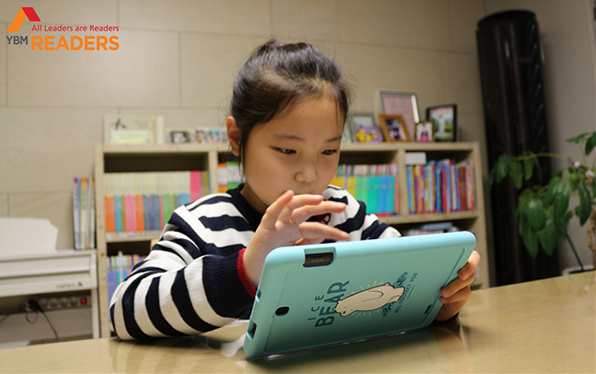 [서울=뉴시스] 어린이가 YBM넷의 온라인 영어 도서관 'YBM 리더스'를 활용해 스스로 영어 독서를 하고 있는 모습. (사진=YBM넷 제공) 2023.05.27. photo@newsis.com *재판매 및 DB 금지