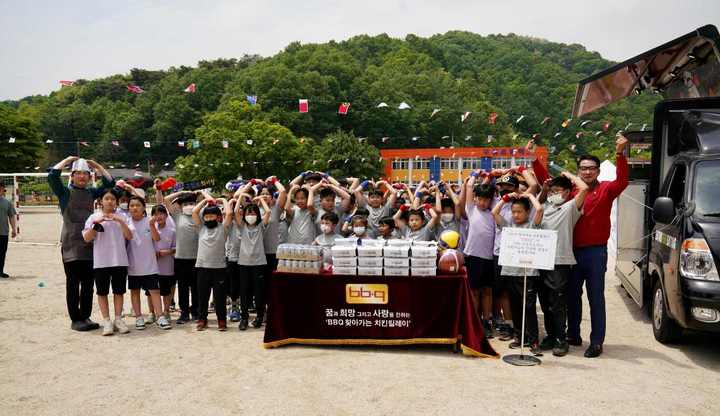 '찾아가는 치킨릴레이'를 통해 경상북도 지례초등학교 운동회에 치킨을 기부한 제너시스BBQ. (사진=제너시스BBQ 제공) *재판매 및 DB 금지