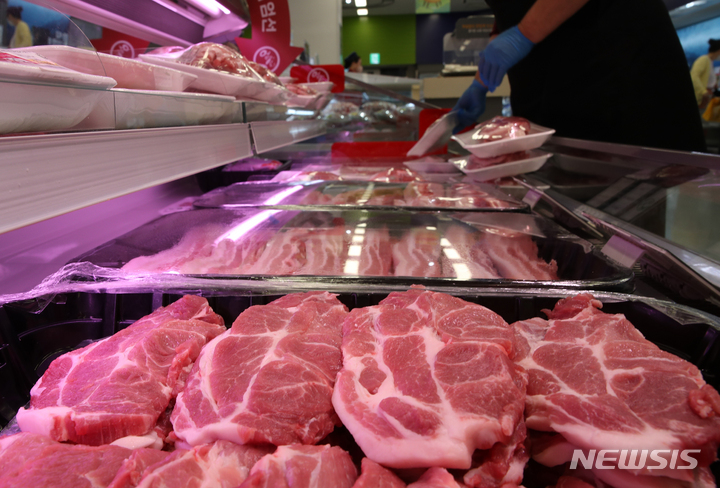 [성남=뉴시스] 고승민 기자 = 경기 성남의 한 대형마트에 진열된 돼지고기 모습. 2023.05.26. kkssmm99@newsis.com