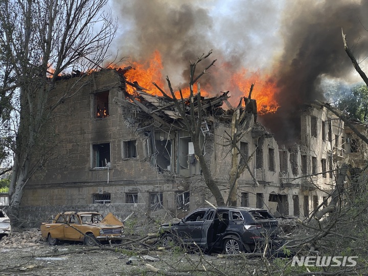 [드니프로=AP/뉴시스]지나 26일(현지시각) 우크라이나 드니프로에서 러시아군의 공격으로 한 병원 건물이 불에 타고 있다. 러시아의 미사일 공격으로 최소 1명이 숨지고 15명이 부상한 것으로 알려졌다. 2023.05.27.