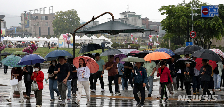 [서울=뉴시스] 조성봉 기자 = 비 내리는 지난달 27일 오후 서울 종로구 안국동에서 우산을 쓴 시민들이 발걸음을 재촉하고 있다. 2023.05.27. suncho21@newsis.com