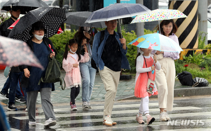 [서울=뉴시스] 조성봉 기자 = 비 내리는 27일 오후 서울 종로구 인사동에서 우산을 쓴 시민들이 발걸음을 재촉하고 있다. 2023.05.27. suncho21@newsis.com